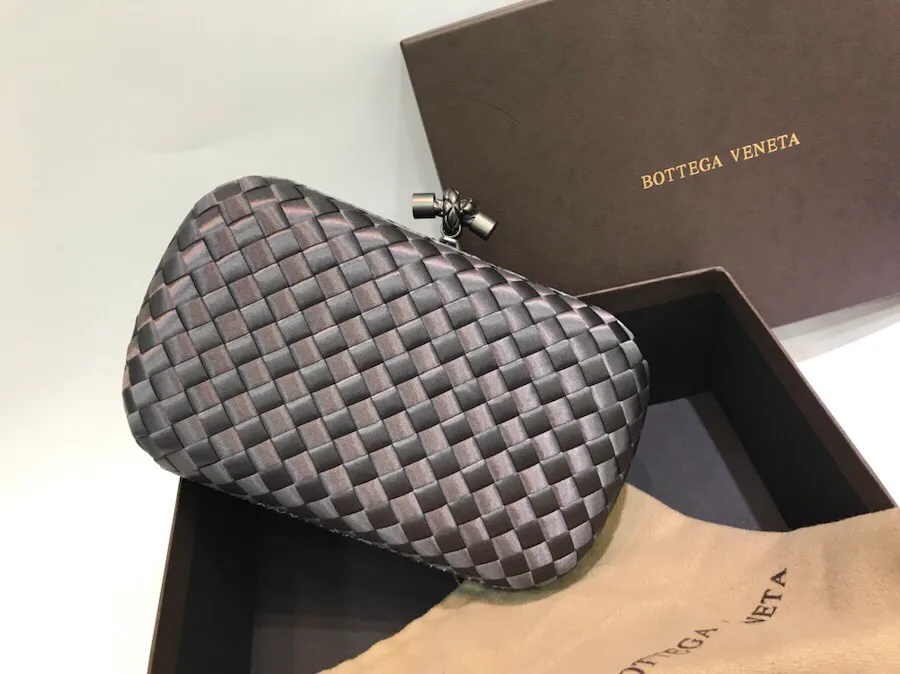 The latest and most popular Knot clutch from the 8651 counter is made of exquisite Japanese silk fabric with snakeskin piping. It looks elegant when worn cross-body or in the hand. It can also be carried by petite girls and can hold 2 iPhone X phones. Size: 20cm*12cm
